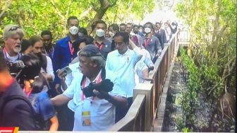 Aksi Menteri Basuki Bergaya bak Wartawan Jadi Juru Foto Jokowi Tinjau mangrove