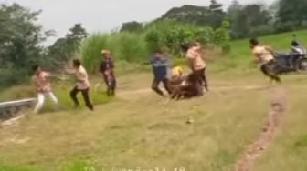 Video Siswa SMP Tawuran Tangan Kosong Dinilai Keren: Mantab, Kalian Jantan Gak Pakai Sajam, Lanjutkan Adik-adik