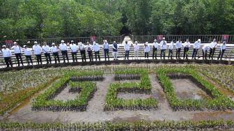 Presiden Joko Widodo (kanan) bersama Presiden Amerika Serikat Joe Biden (kiri) dan sejumlah pemimpin negara G20 dan organisasi internasional mengunjungi kawasan hutan mangrove di Taman Hutan Raya (Tahura) Ngurah Rai pada hari kedua KTT G20 Indonesia 2022 di Denpasar, Bali, Rabu (16/11/2022). [ANTARA FOTO/Media Center G20 Indonesia/Sigid Kurniawan/wsj].