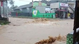 Warga Watulimo Trenggalek Kebanjiran Lagi Gegara Sungai Meluap Sore Ini