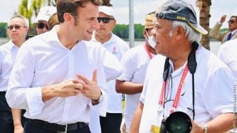 Menteri PUPR Basuki Hadimuljono membawa kamera saat berbincang dengan pemimpin negara KTT G20 di  Taman Hutan Rakyat (Tahura) Ngurah Rai, Rabu (16/11/2022) [Ist/ IG: kemenpupr]