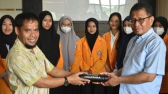 Yayasan Hadji Kalla Serahkan Beasiswa di 3 Kampus Kota Kendari