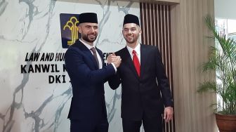 Pamer KTP, Sandy Walsh dan Jordi Amat: Kami Sudah Resmi, Siap untuk Indonesia!