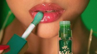 Kyle Cosmetics Rilis Lip Tint Hijau yang Bisa Berubah Warna, Dupe Lipstik Arab?