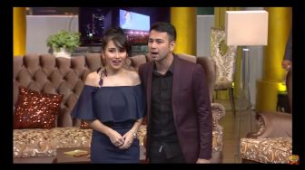 Begitu Perhatiannya Ayu Ting Ting ke Raffi Ahmad saat Naik Mobil Sport, Tawarkan Obat Batuk