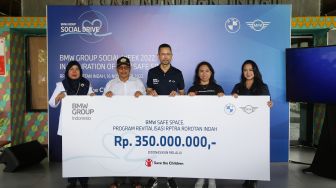 kiri-kanan Ibu Maryam Yusrani, Sekretaris Kelurahan Rorotan Indah, Bpk Jaelani Mas'ud, RW Rorotan Indah, Ramesh Divyanathan President Director BMW Group Indonesia, Pritawati Finance Director Save the Children Indonesia, Jodie O'tania Director of Communications BMW Group Indonesia melakukan penyerahan bantuan revitalisasi RPTRA Rorotan Indah, Jakarta, Rabu (16/11). [Suara.com/Oke Atmaja]