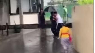 Geger Mbak Rara Pawang Hujan Teriak saat Ritual, Bikin Orang Panik, Netizen: Disangka Orang Aneh, Takut Dipeluk