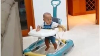 Baby Leslar Lari Pakai Baby Walker, Padahal Dokter Ungkap Dampaknya Ngeri Banget Bisa Sampai Kecelakaan