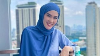 Stevie Agnecya Klarifikasi Usai Dihujat Lepas Hijab Saat Liburan di Bali