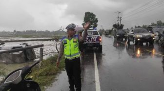 Mobil Penumpang Terjun ke Sawah di Pidie, Satu Orang Terluka