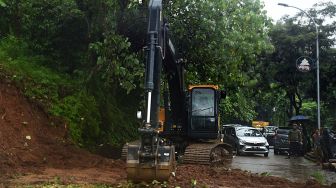 Jalur Wisata Serang - Anyer Tertutup Longsor Akibat Hujan Deras