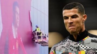 Poster Cristiano Ronaldo di Old Trafford Dicopot dan Disobek-sobek