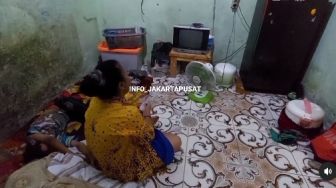 STB Makin Nyekek Rakyat Kecil, Emak-emak Terpaksa Nobar Sinetron di Poskamling