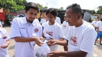 Komunitas Supir Truk Bagikan Sembako Sambil Kenalkan Aksi Ganjar Berantas Pungli