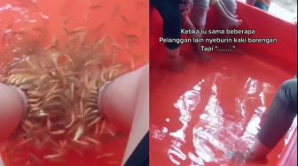 Nyobain Kolam Terapi Ikan, Aksi Pria Ini Bikin Salfok