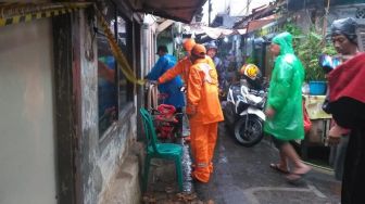 Imbas Hujan Deras, Atap Rumah Warga di Manggarai Roboh