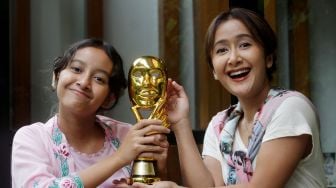Pemeran Anak-Anak Terbaik, Putri Widi Mulia Pamer Piala IMMA Awards 2022