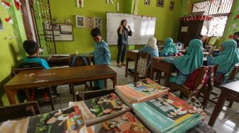 Wali murid memberikan materi pelajaran di SDN Pondok Cina 1, Depok, Jawa Barat, Jumat (18/11/2022). [ANTARA FOTO/Asprilla Dwi Adha/rwa].