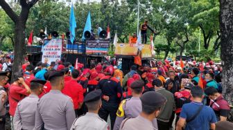 Geruduk Balai Kota, Massa Buruh Tuntut Pj Gubernur DKI Naikkan UMP 2023 Dan Tolak PHK Dengan Alasan Resesi