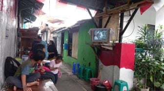 Harga STB Mahal, Warga Bukit Duri Terpaksa Nobar di Pos Kamling