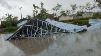 Angin Puting Beliung di Lombok Tengah Terbangkan Benda-benda di Atap Rumah