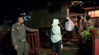 Parah! 3 Perempuan Umur Belasan Tahun Ditangkap di Kamar Hotel Bareng 4 Pria di Padang