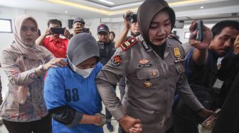 Polisi menggiring tersangka kasus penipuan investasi bodong saat rilis di Polres Bogor, Kabupaten Bogor, Jawa Barat, Jumat (18/11/2022). [ANTARA FOTO/Yulius Satria Wijaya/rwa].