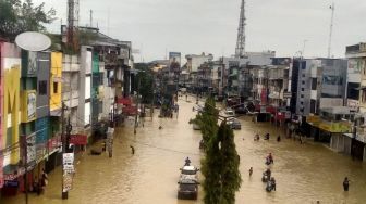 1.699 Rumah Warga Medan Direndam Banjir, 238 Orang Dievakuasi Pakai Perahu Karet