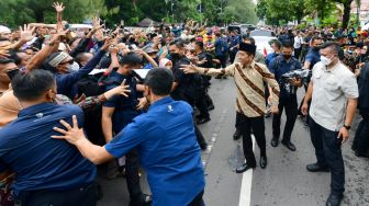 Presiden Joko Widodo (Jokowi) menyapa warga di sela-sela perhelatan Muktamar Ke-48 Muhammadiyah dan Aisyiyah di Stadion Manahan Solo, Jawa Tengah, Sabtu (19/11/2022). [Foto: Muchlis Jr - Biro Pers Sekretariat Presiden]