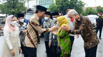 Presiden Joko Widodo (Jokowi) salaman dengan Ganjar Pranowo di acara perhelatan Muktamar Ke-48 Muhammadiyah dan Aisyiyah di Stadion Manahan Solo, Jawa Tengah, Sabtu (19/11/2022). [Foto: Muchlis Jr - Biro Pers Sekretariat Presiden]