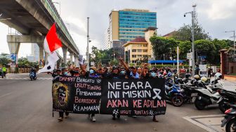 Keluarga Korban Tragedi Kanjuruhan bersama suporter Arema FC saat menggelar aksi unjuk rasa di depan Mabes Polri, Jakarta Selatan, Sabtu (19/11/2022). [Suara.com/Alfian Winanto]