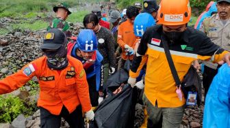 Sejumlah petugas SAR gabungan mengangkat kantung jenazah korban tanah longsor yang terjadi di Desa Lonjoboko, Kabupaten Gowa, Sulawesi Selatan, Jumat (18/11/2022). [ANTARA FOTO/BASARNAS]