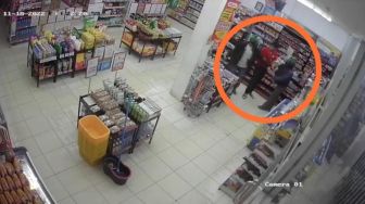 Nekat Beraksi Sore Hari, Dua Pria Garong Uang Minimarket Rp78 Juta di Jagakarsa Diburu Polisi