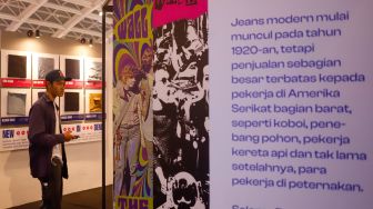 Pengunjung melihat produk-produk denim yang dipajang dalam pameran Wall of Fades di Pondok Indah Mall (PIM) 3, Jakarta Selatan, Sabtu (19/11/2022). [Suara.com/Alfian Winanto]