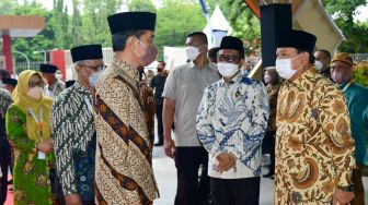 Presiden Joko Widodo (Jokowi) dan Menhan Prabowo Subianto di sela-sela Muktamar Ke-48 Muhammadiyah dan Aisyiyah di Stadion Manahan Solo, Jawa Tengah, Sabtu (19/11/2022). [Foto: Muchlis Jr - Biro Pers Sekretariat Presiden]