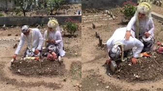 Pengantin Pria Ini Request Foto Wedding di Makam Ibu, Videonya Mengandung Bawang