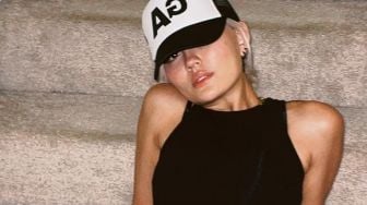 Asli Mevvah! Agnez Mo Selfie Sambil Tenteng Tas Hermes, Harganya Bisa Buat Beli Mobil Jaguar