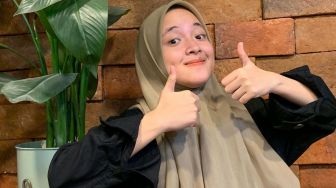 10 Gaya Busana Nissa Sabyan yang Kena Kritik, Cara Berpakaiannya Mirip dengan Ririe Fairuz?