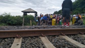 Warga Unyur Kota Serang Urug Jalan Frontage