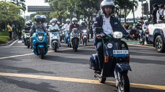 Pj Gubernur DKI Jakarta Heru Budi Hartono (kanan) mengendarai vespa listrik dalam acara Electric Vehicle Funday di Jakarta, Minggu (20/11/2022). [ANTARA FOTO/Aprillio Akbar/nz]
