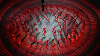 Penari tampil saat upacara pembukaan Piala Dunia 2022 di Stadion Al-Bayt di Al Khor, Doha, Qatar, Minggu (20/11/2022). [Kirill KUDRYAVTSEV / AFP]