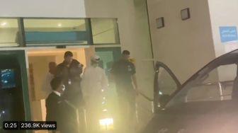 Video Karim Benzema Keluar dari Klinik Setelah Cedera Paha, Itu Membuat Absen di Piala Dunia 2022