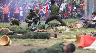 Warga menyaksikan drama kolosal berjudul Mereboet Benteng Kedoeng Tjowek di Benteng Kedung Cowek, Surabaya, Jawa Timur, Minggu (20/11/2022). [ANTARA FOTO/Didik Suhartono/nz]