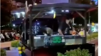 Mobil Ngacir Lolos Razia di Jalan Sudirman, Pedagang Tahu Bulat Dadakan Tetap Santuy Ngegoreng saat Dicegat Aparat