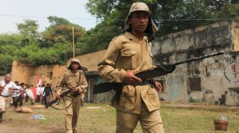 Sejumlah pemain mementaskan drama kolosal berjudul Mereboet Benteng Kedoeng Tjowek di Benteng Kedung Cowek, Surabaya, Jawa Timur, Minggu (20/11/2022). [ANTARA FOTO/Didik Suhartono/nz]