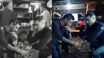 Koplak! Netizen Edit Foto Ronaldo - Messi Main Catur di Pos Ronda hingga Makan Mie Ayam