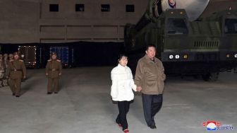 Bukan Nonton Kembang Api, Kim Jong Un Ajak Putrinya Lihat Peluncuran Rudal