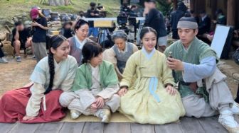 Gercep! Intip 4 Foto di Balik Layar Drama Korea 'Poong, The Joseon Psychitrist Season 2'