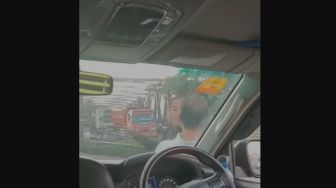 Duh, Oknum Diduga Anggota TNI Ngamuk Pukul Pemobil Di Jalan Sambil Ngumpat: Nggak Lihat Orang Lagi Dinas!