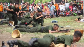 Warga menyaksikan drama kolosal berjudul Mereboet Benteng Kedoeng Tjowek di Benteng Kedung Cowek, Surabaya, Jawa Timur, Minggu (20/11/2022). [ANTARA FOTO/Didik Suhartono/nz]
